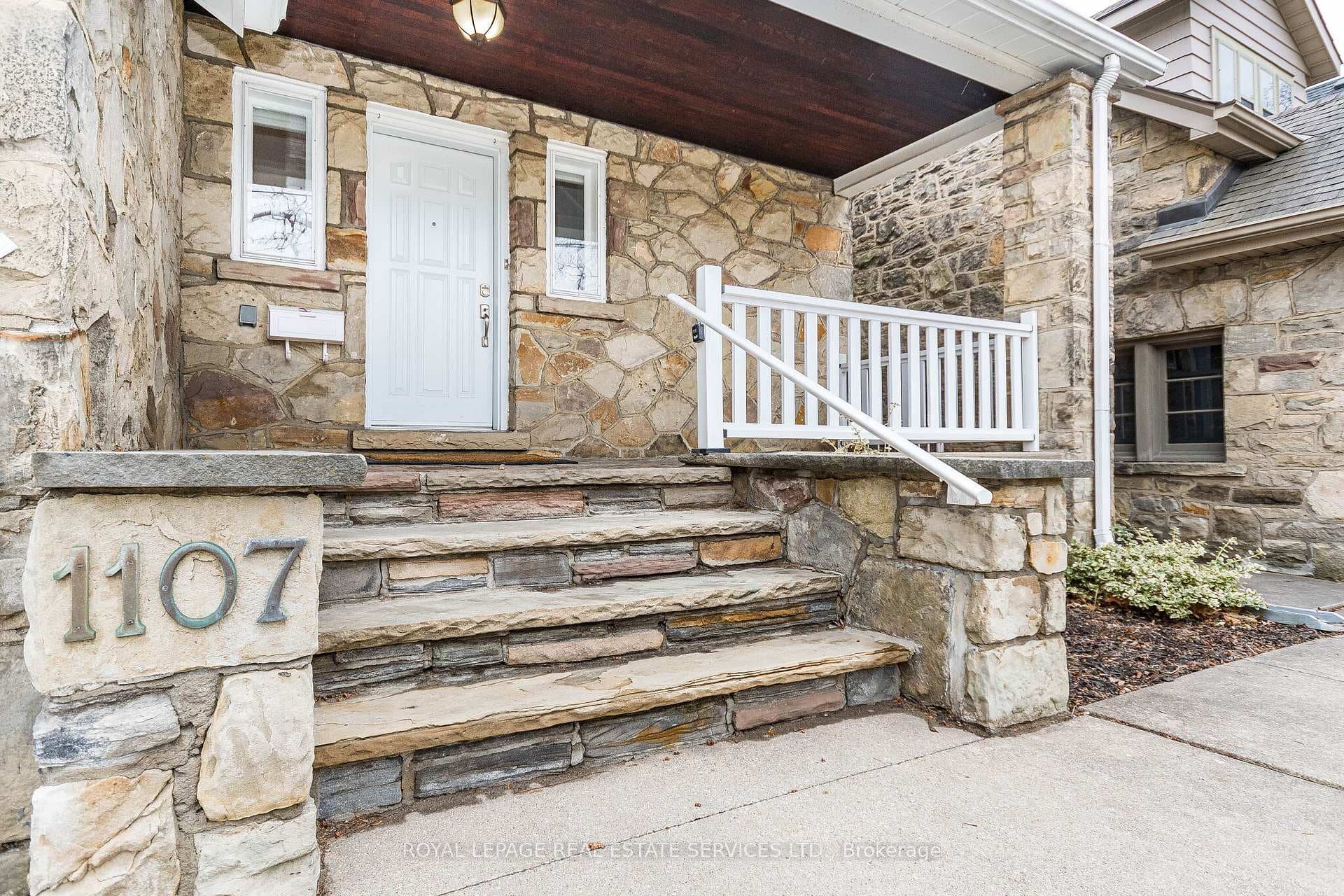 1107 Royal York Road photo 3