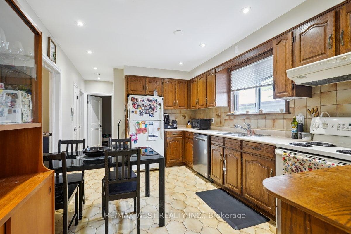 555 Silverthorn Avenue photo 4