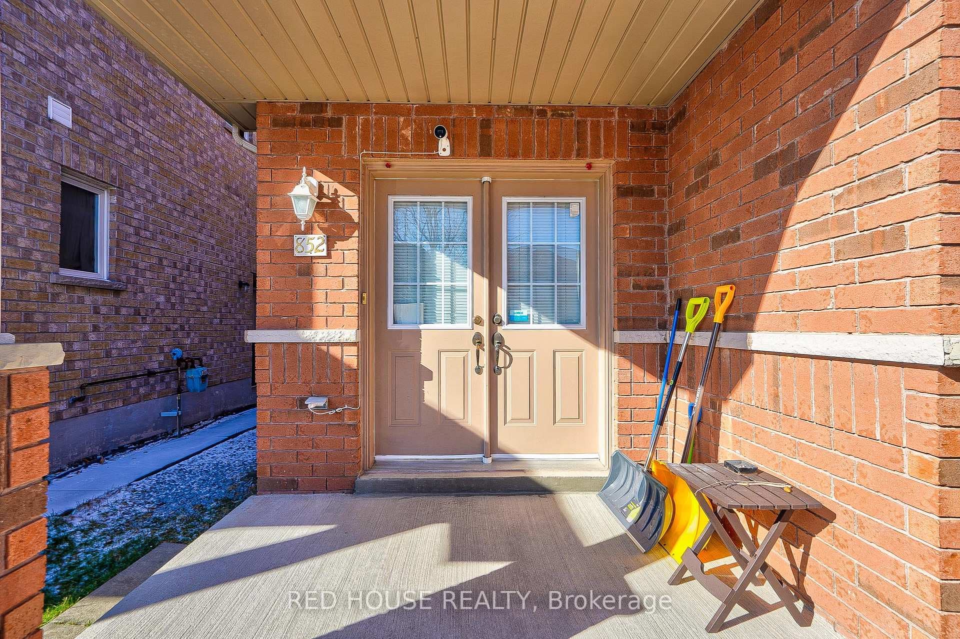 852 Sisler Avenue photo 4
