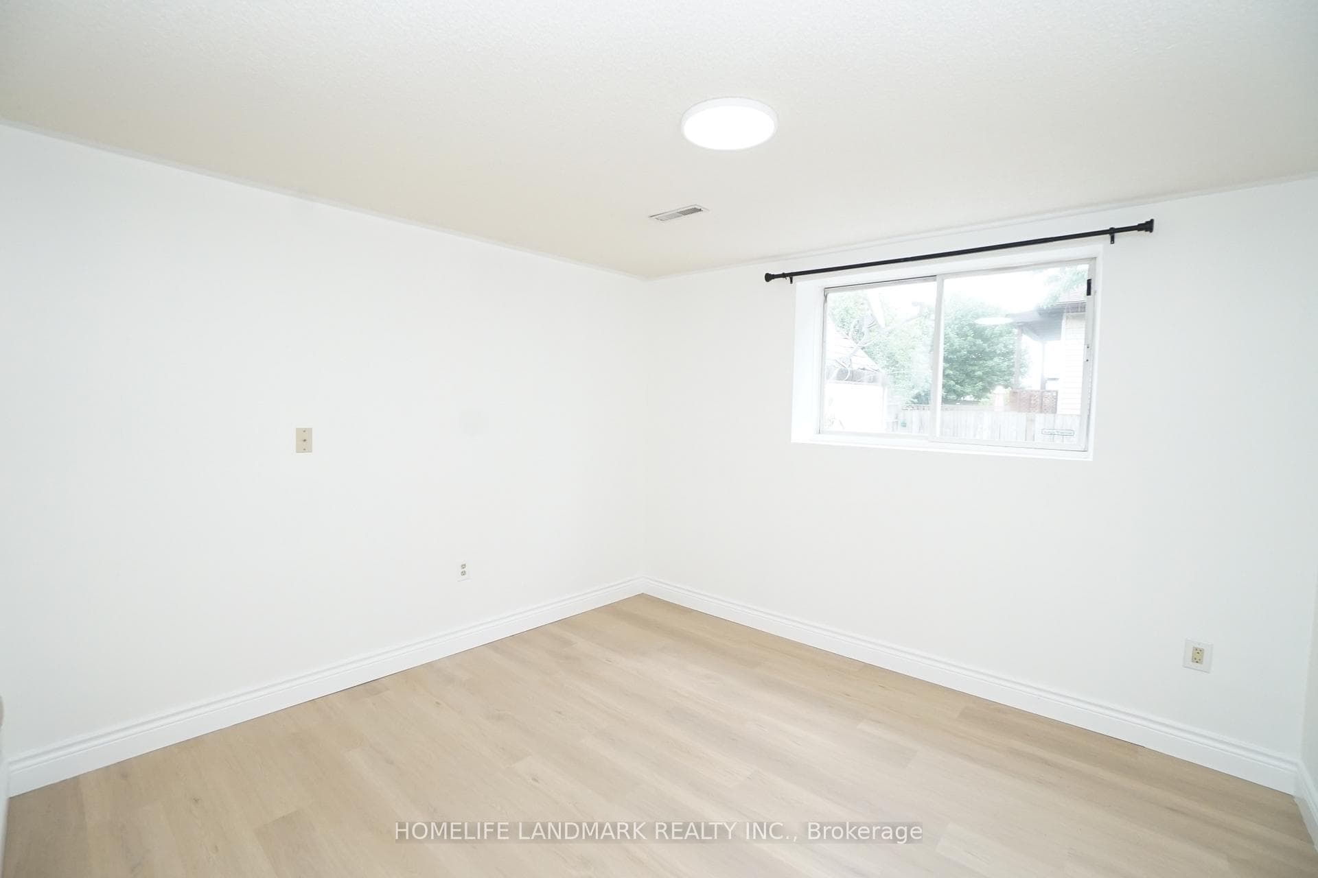 594 Queen Victoria Drive Unit Gound & Bsmt photo 9