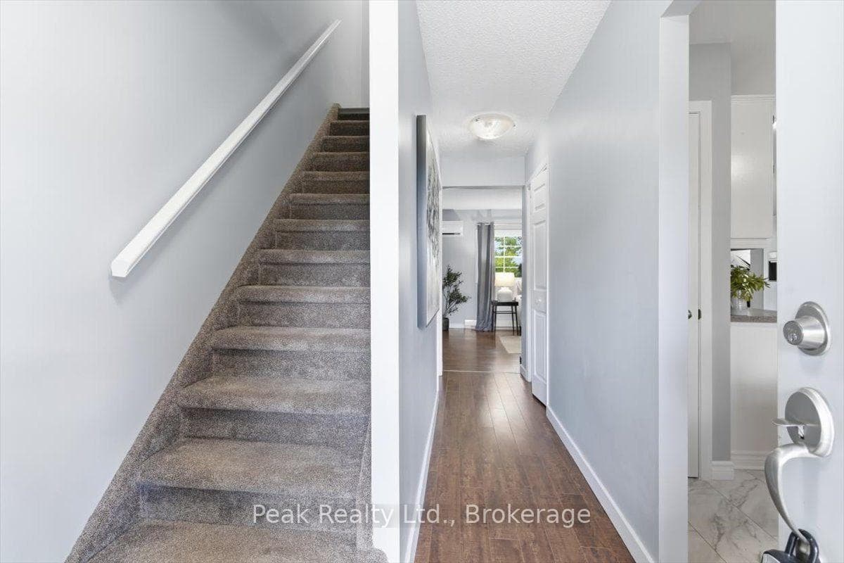 1673 Applewood Crescent photo 7
