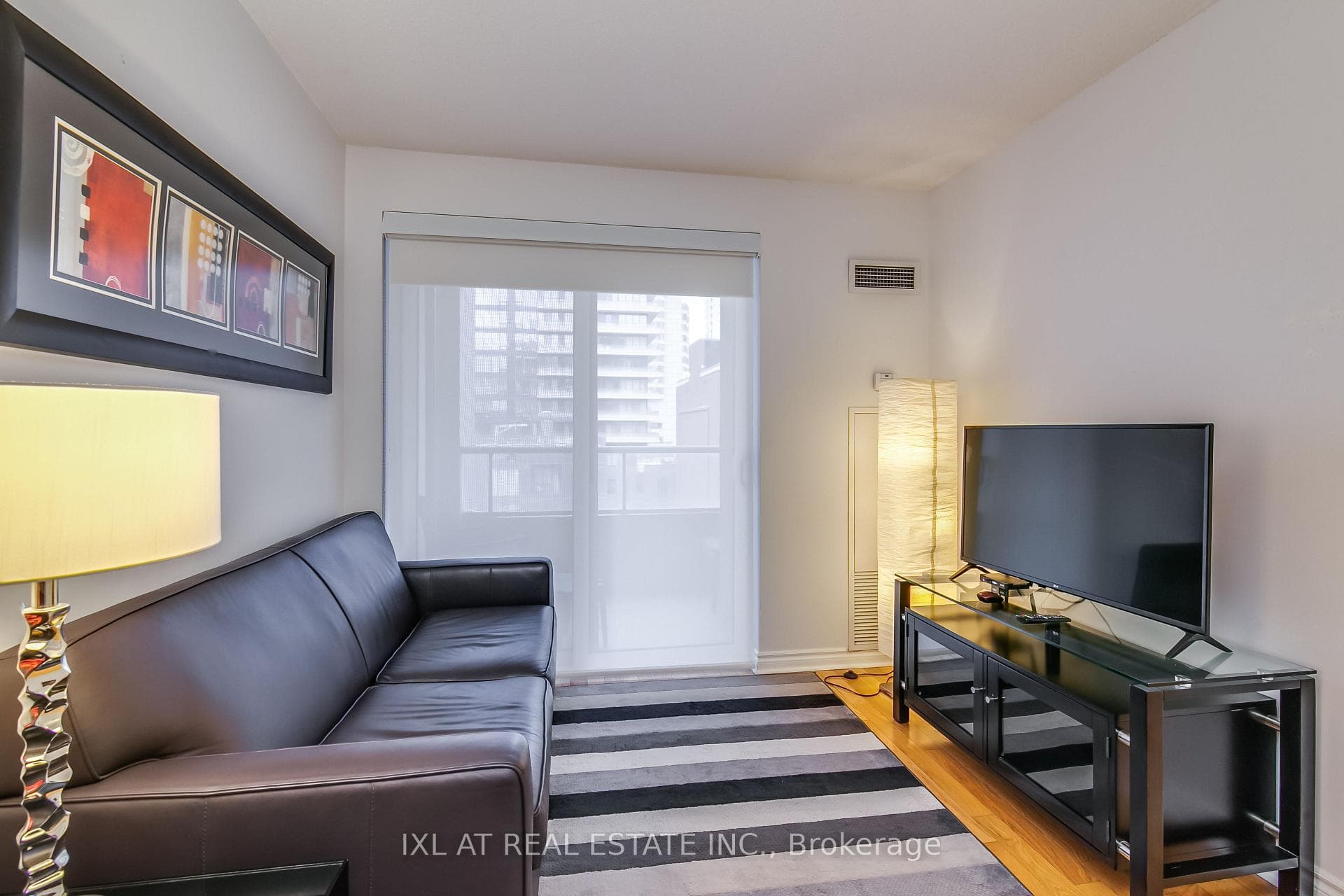 270 Wellington Street Unit 1102 photo 13