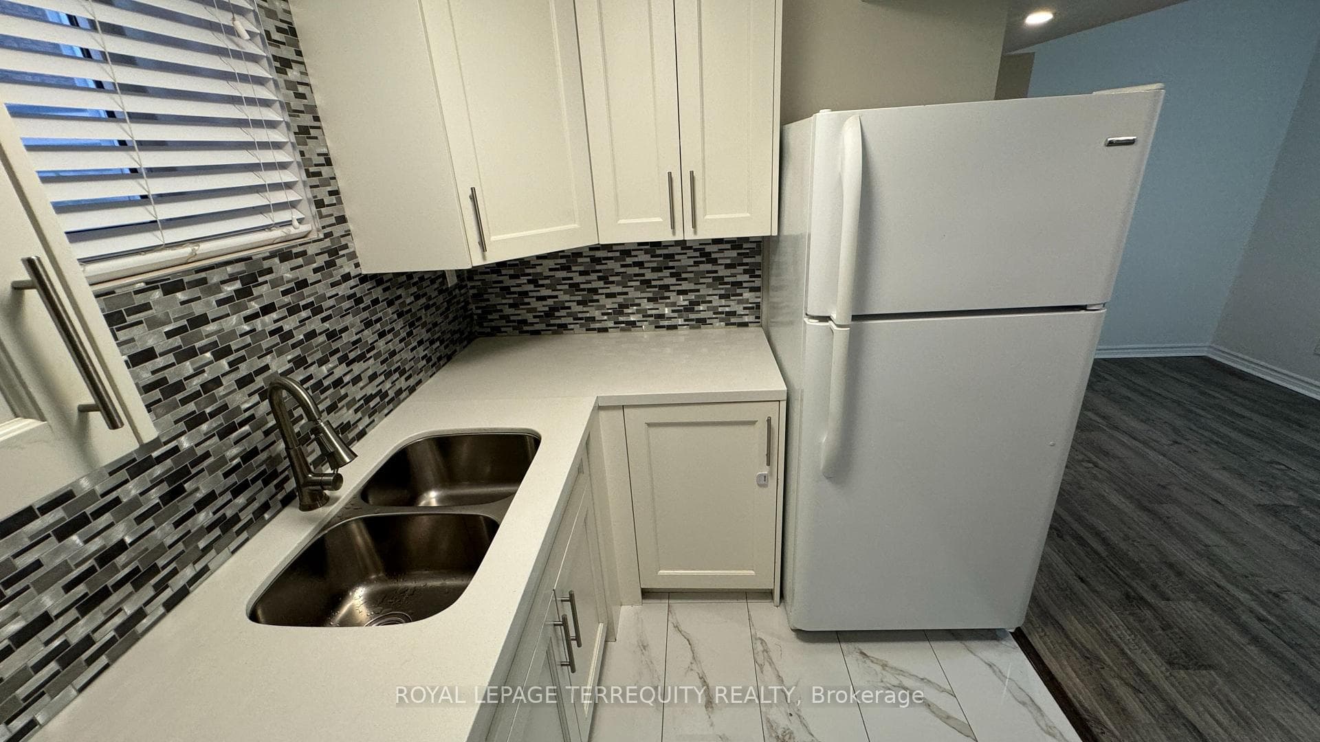 5464 Tenth Line Unit BSMT photo 6