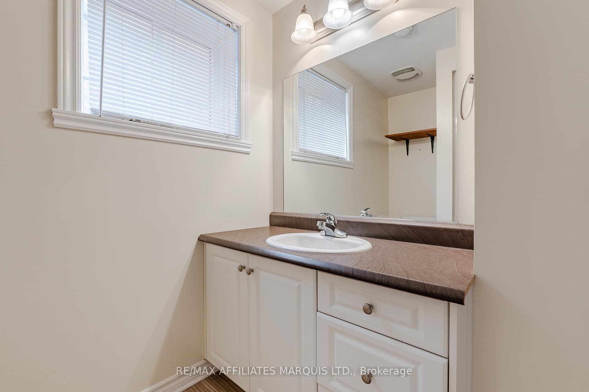 660 Hamilton Crescent photo 34