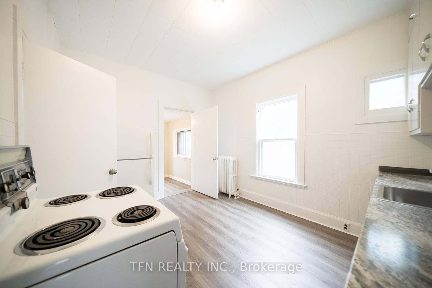 480 Colborne Street photo 32