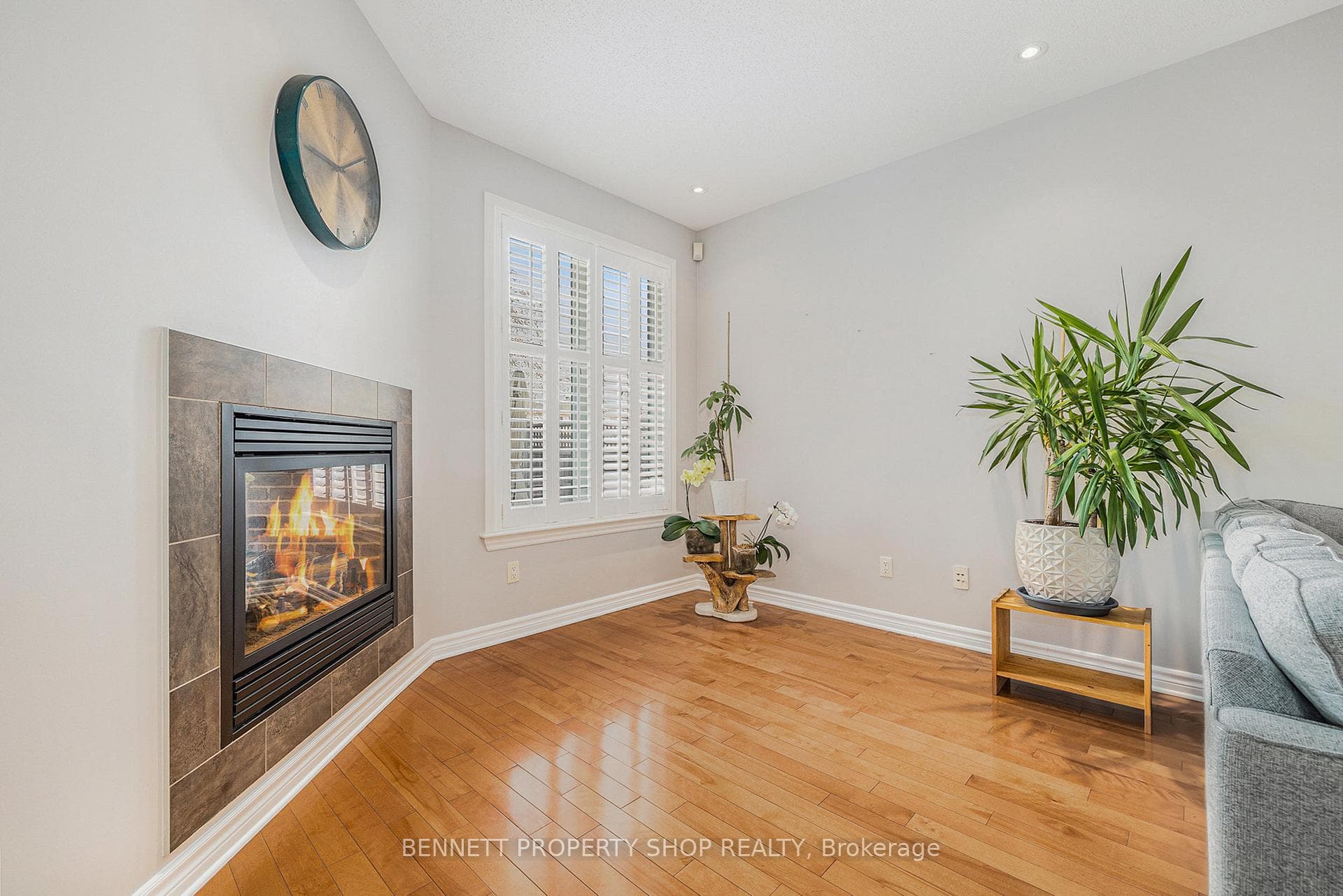1030 Northgraves Crescent photo 4