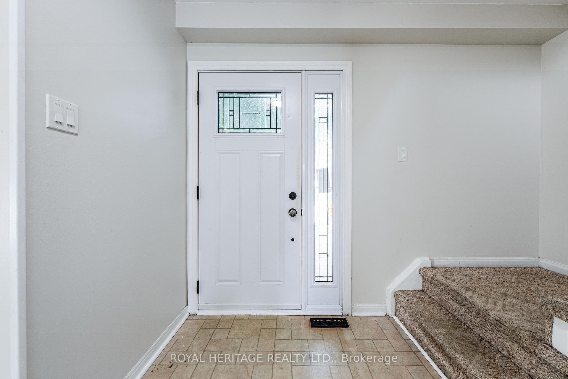 586 Creekview Circle photo 3