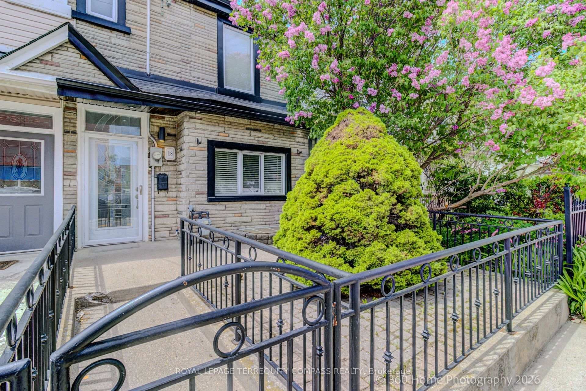 18 Brock Avenue photo 2