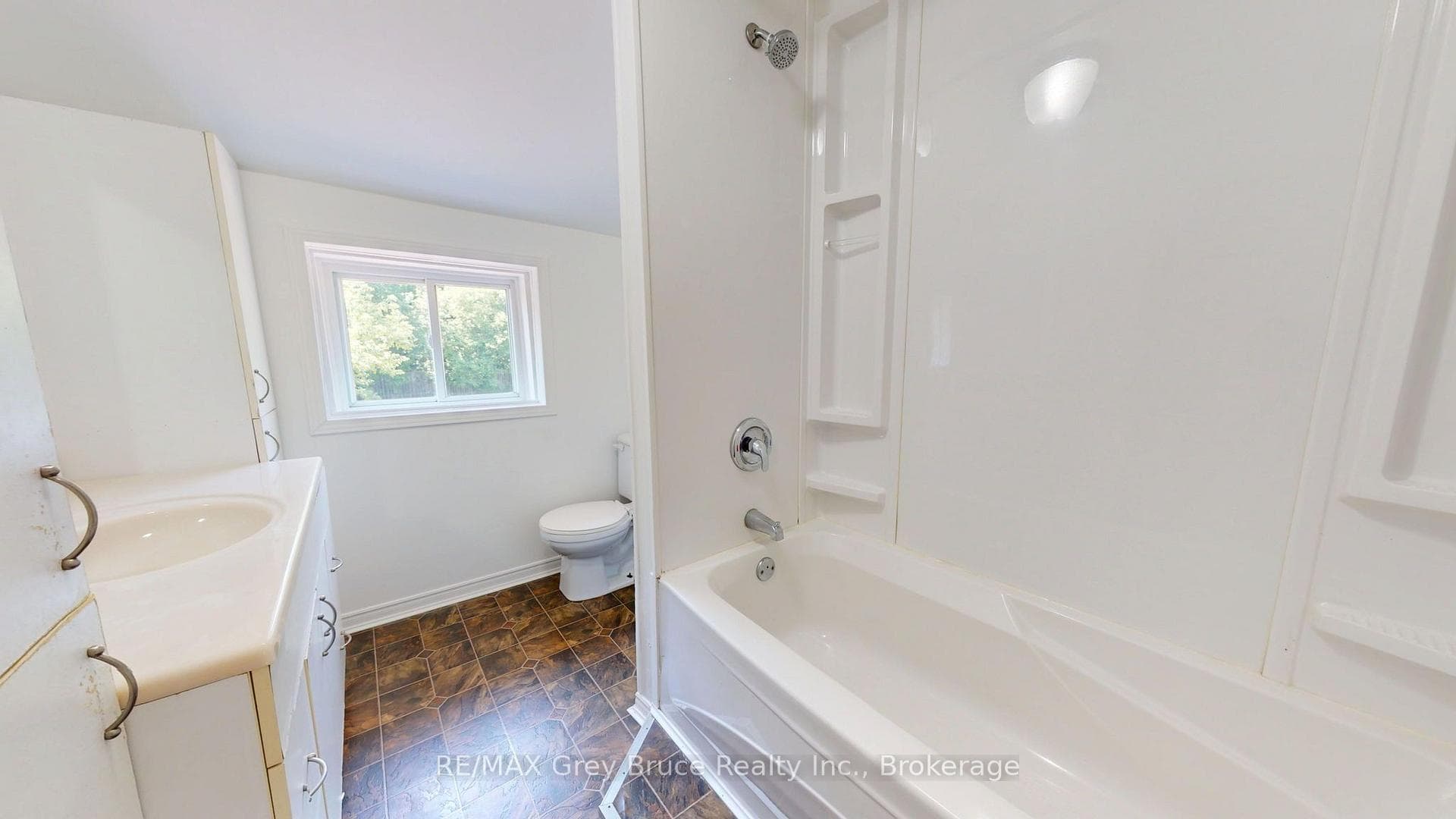 2nd Floor 4 pc Bathroom