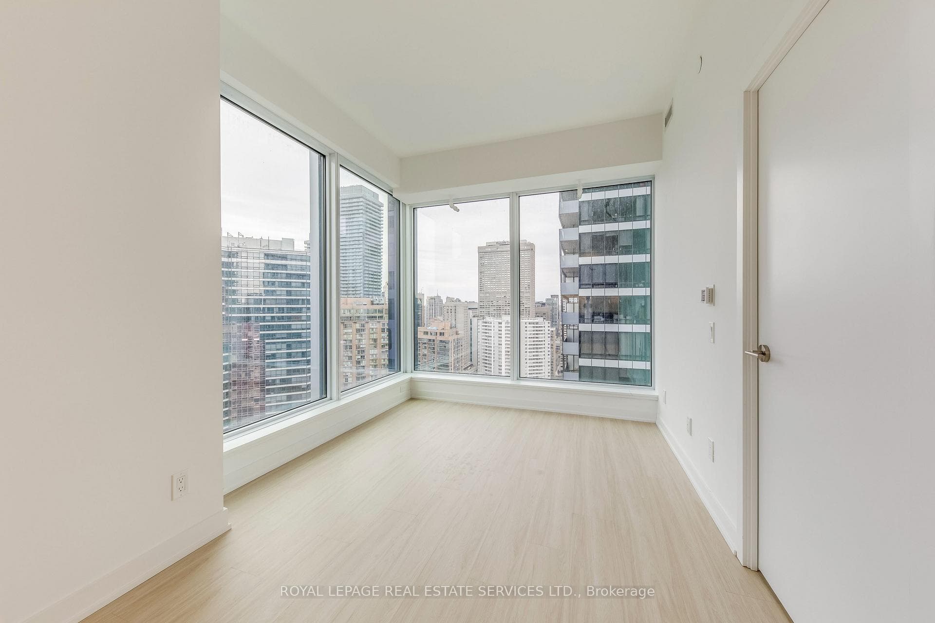 8 WELLESLEY Street Unit 3203 photo 11