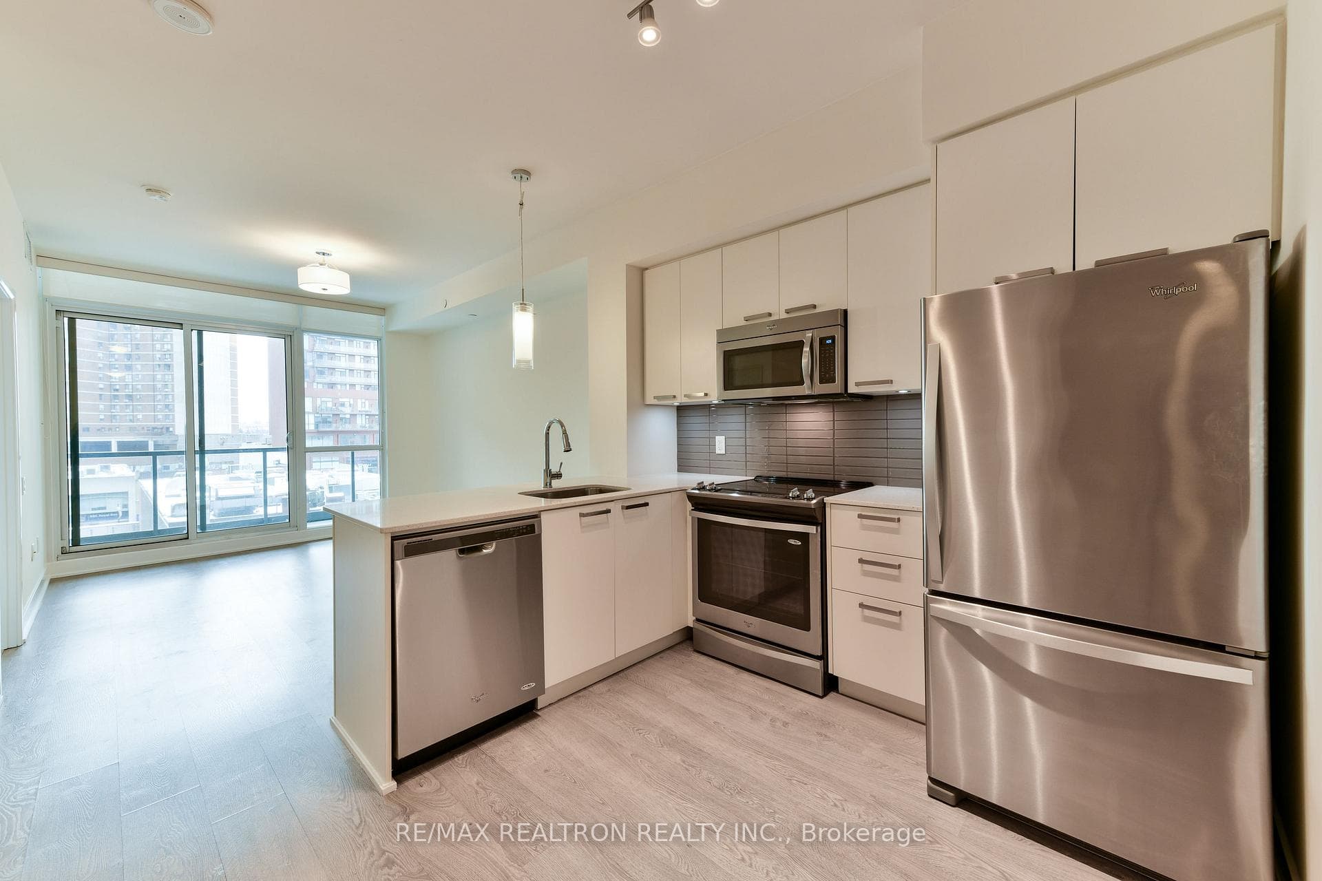30 Roehampton Avenue Unit 611 photo 7