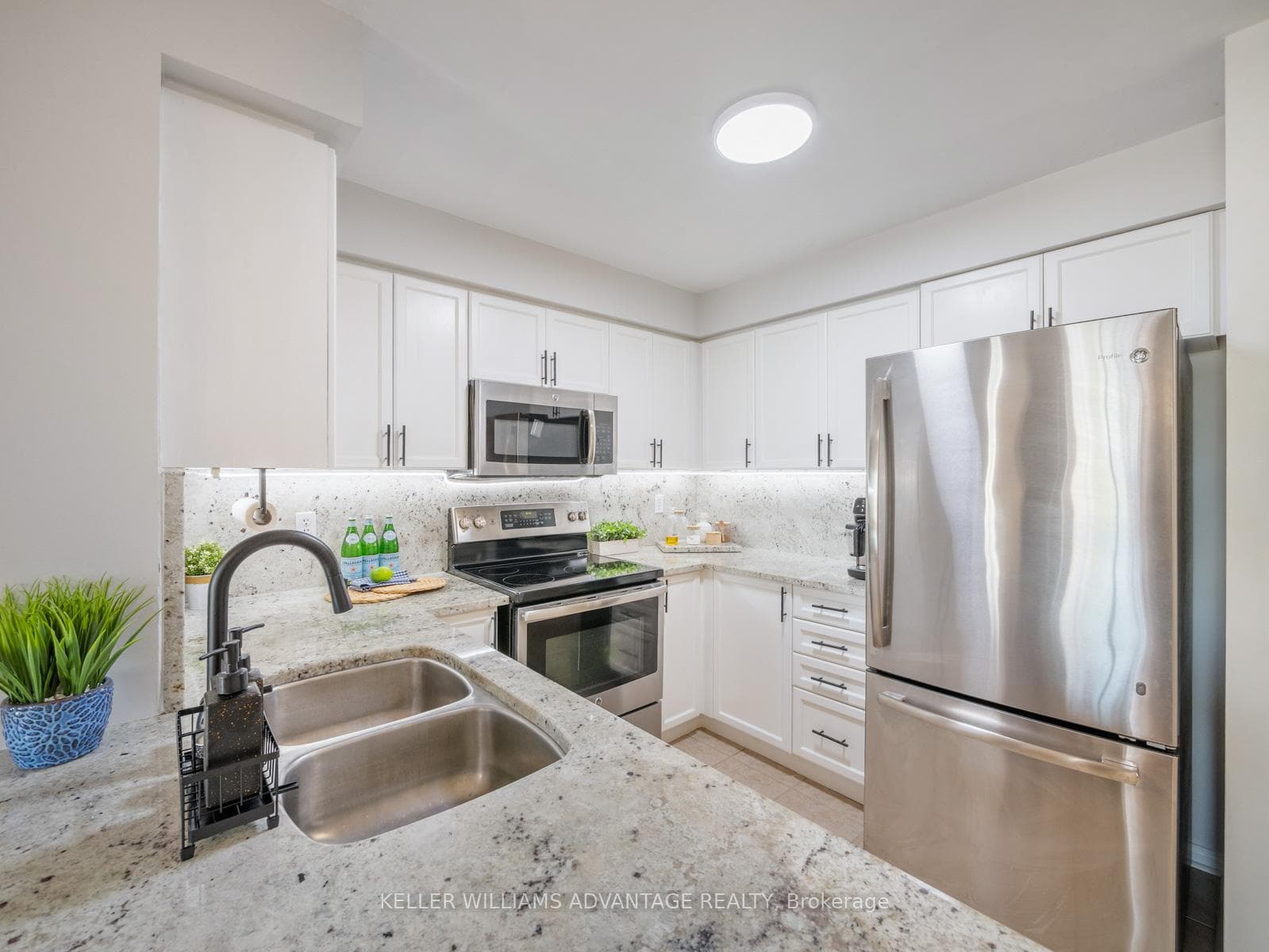 1733 Queen Street Unit 424 photo 8