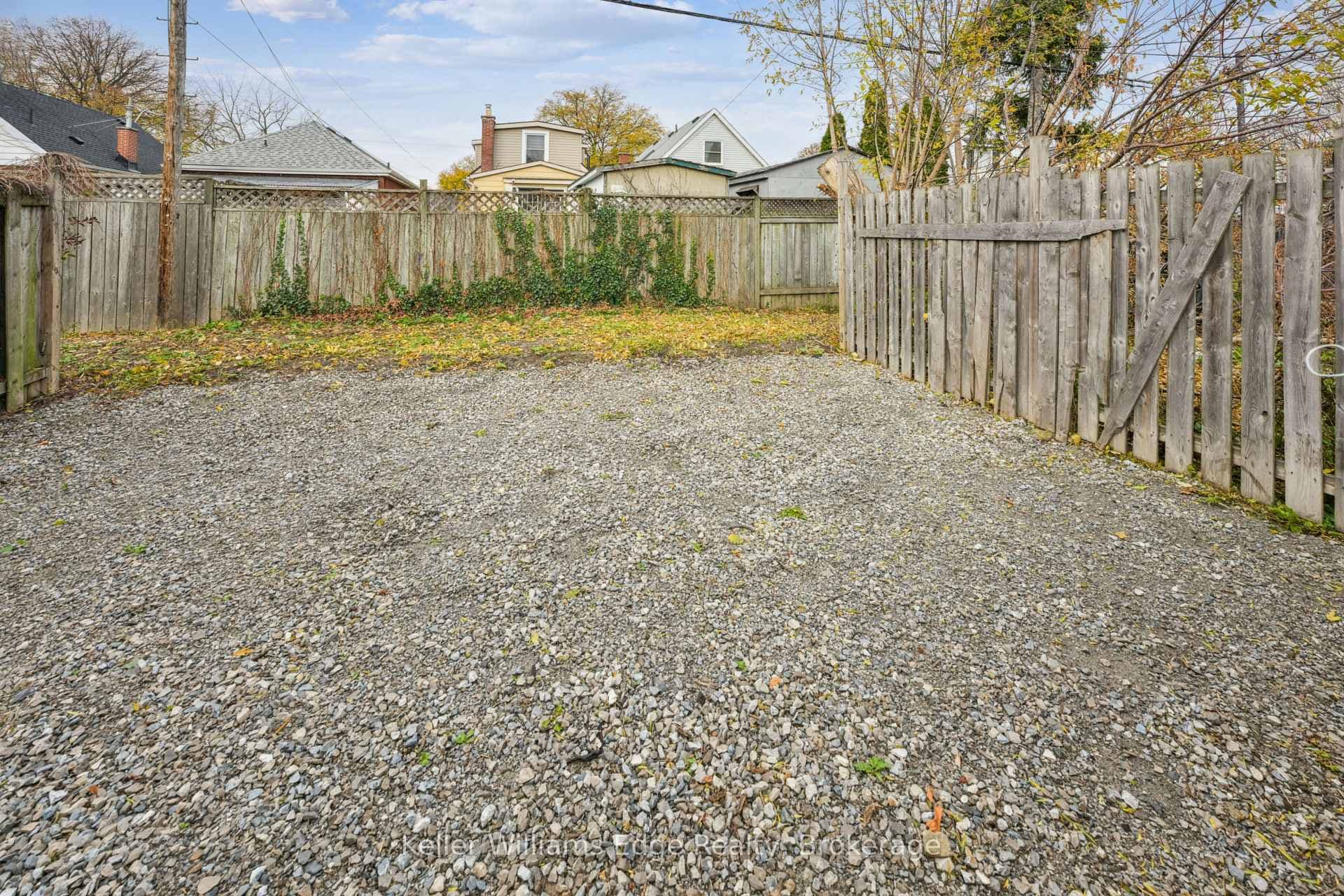 161 Weir Street photo 46
