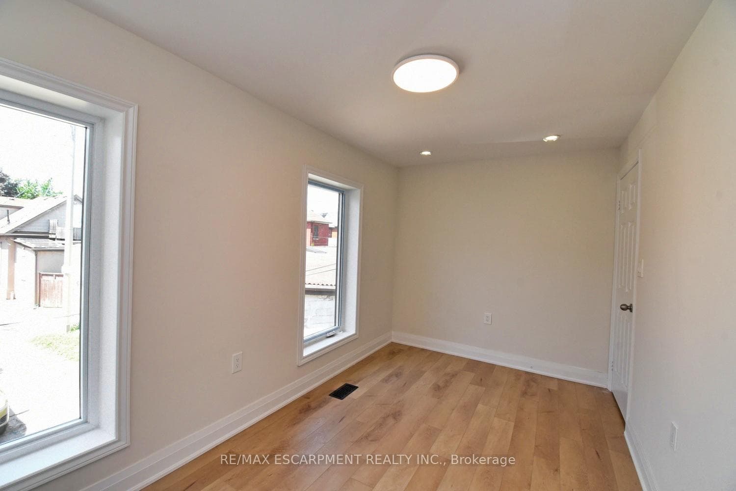 126 Evans Street photo 23