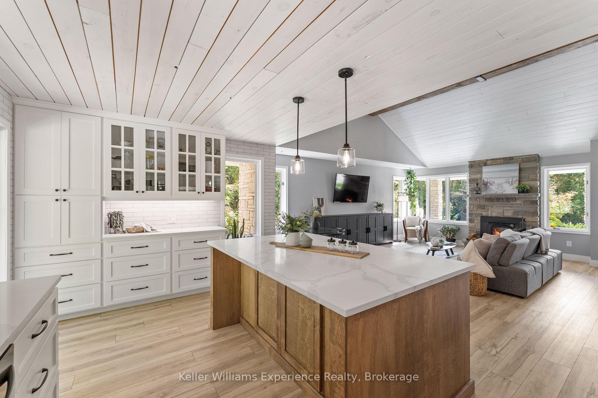 Stylish Two-Toned Cabinetry