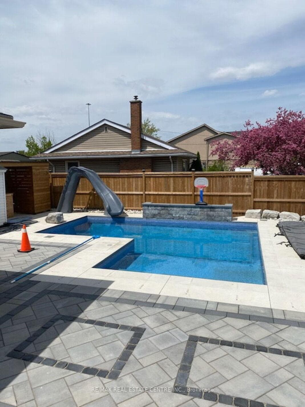 8 Dywin Court photo 39