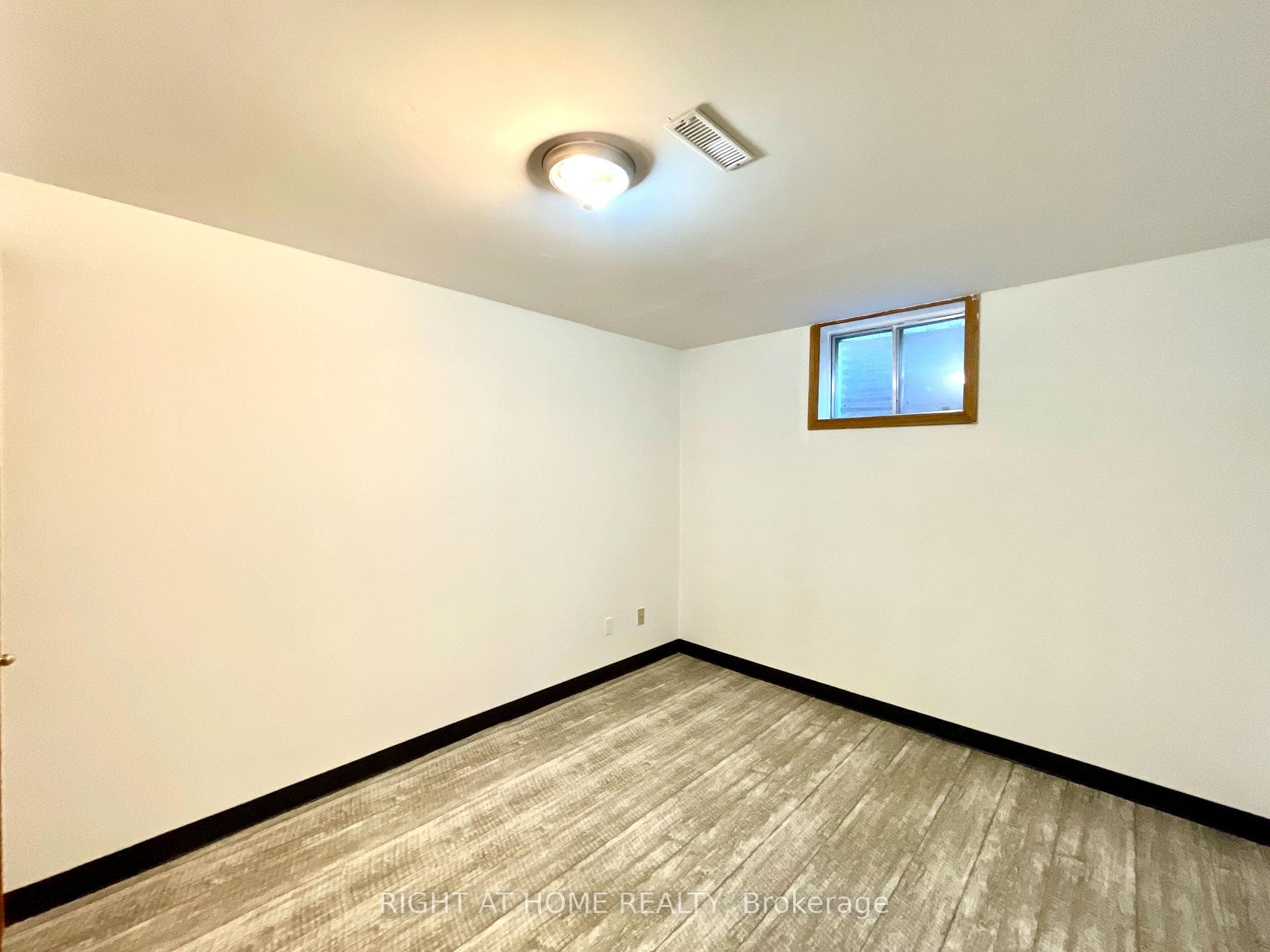 941 Victoria Street photo 37