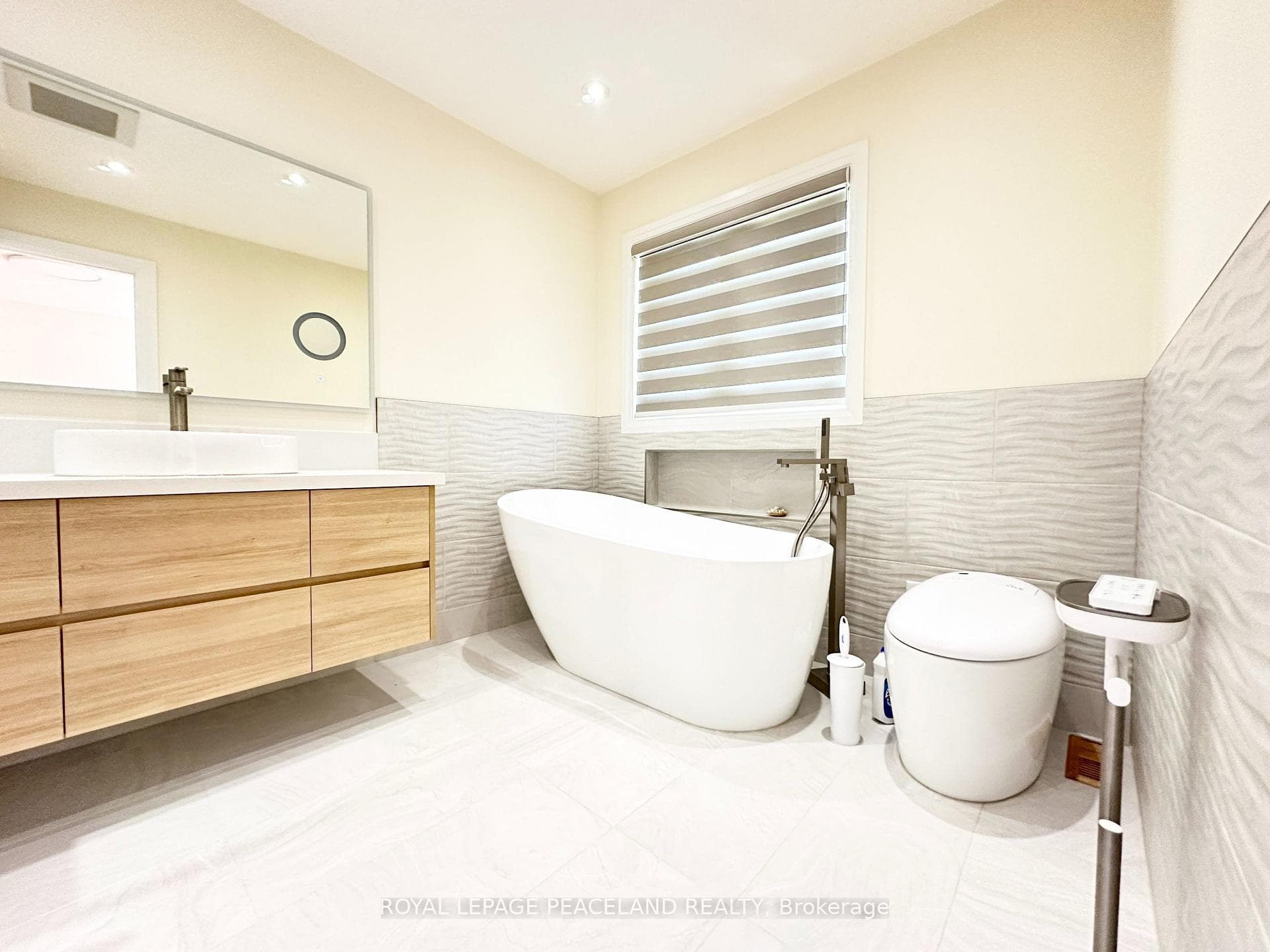 138 VISCOUNT Drive photo 34