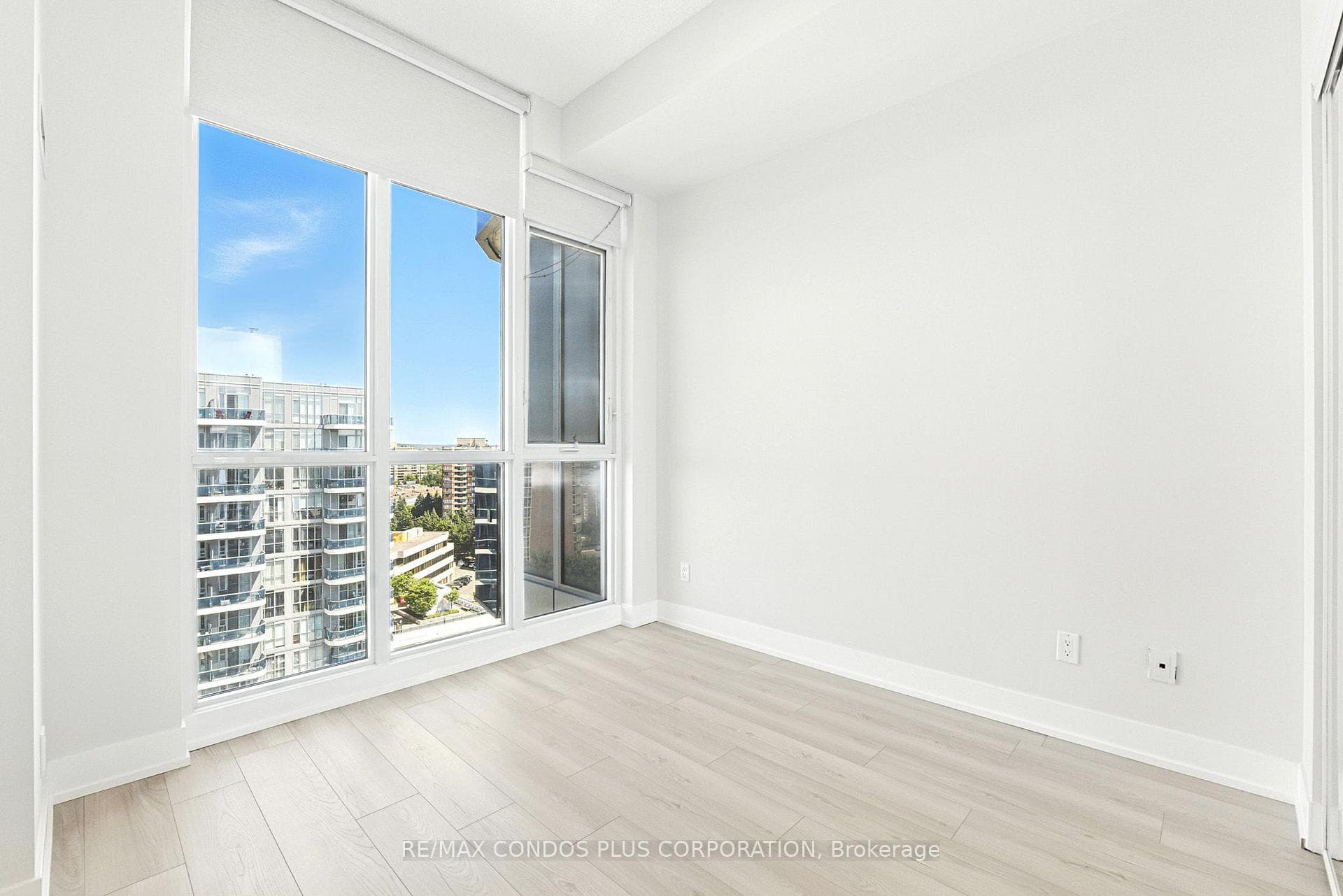 9471 Yonge Street Unit LPH15 photo 21