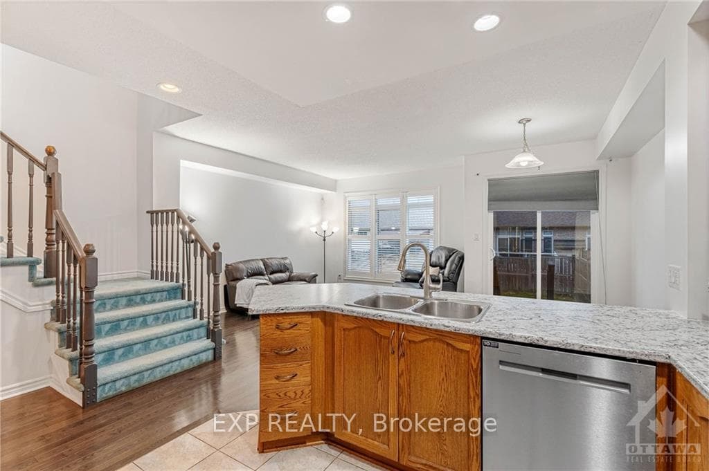 233 WAYMARK Crescent photo 11