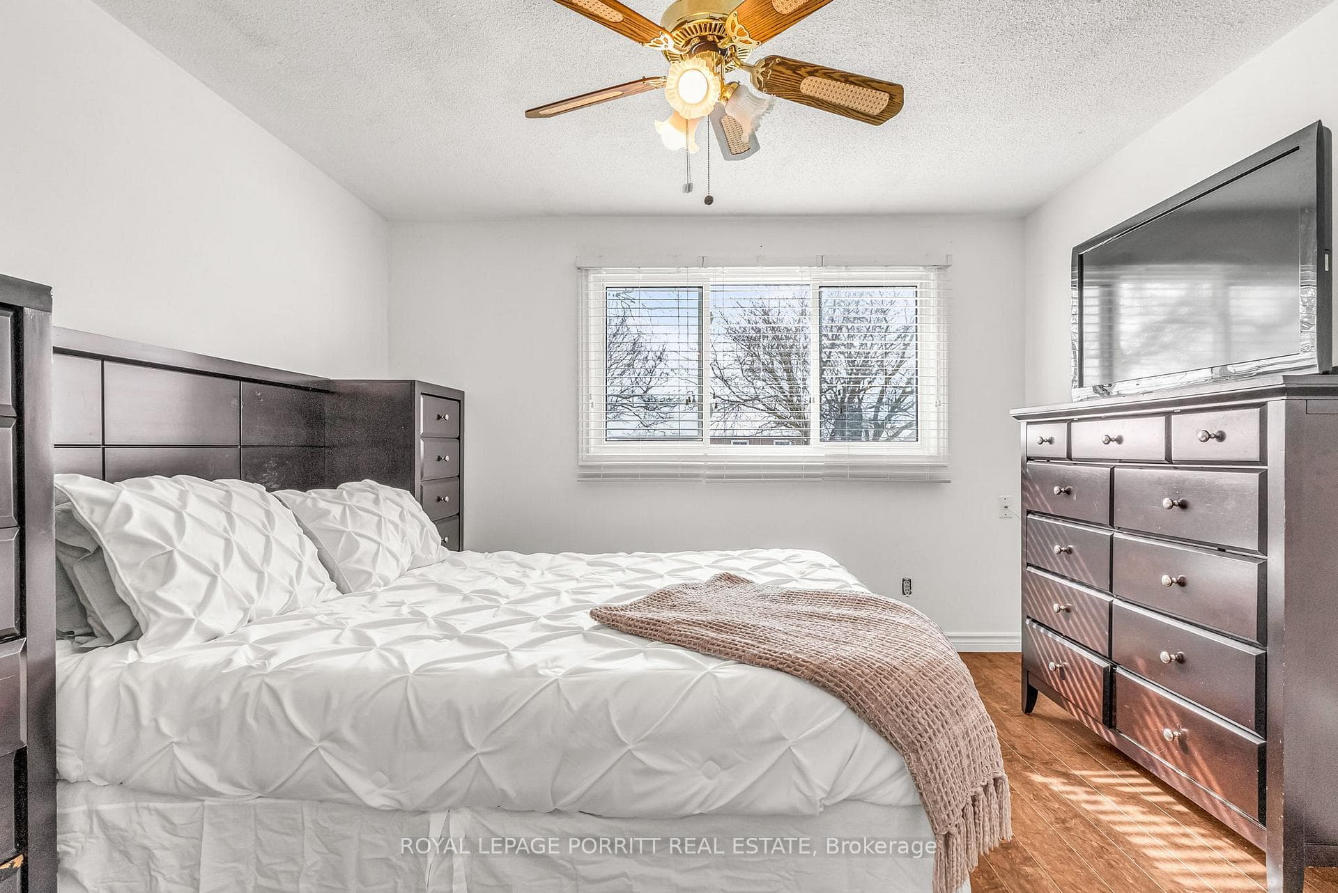 6 Astorville Square photo 23