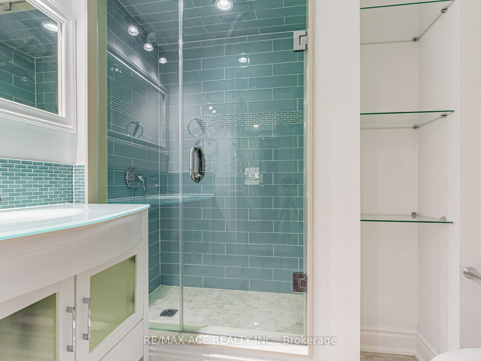 161 Doubtfire Crescent photo 33