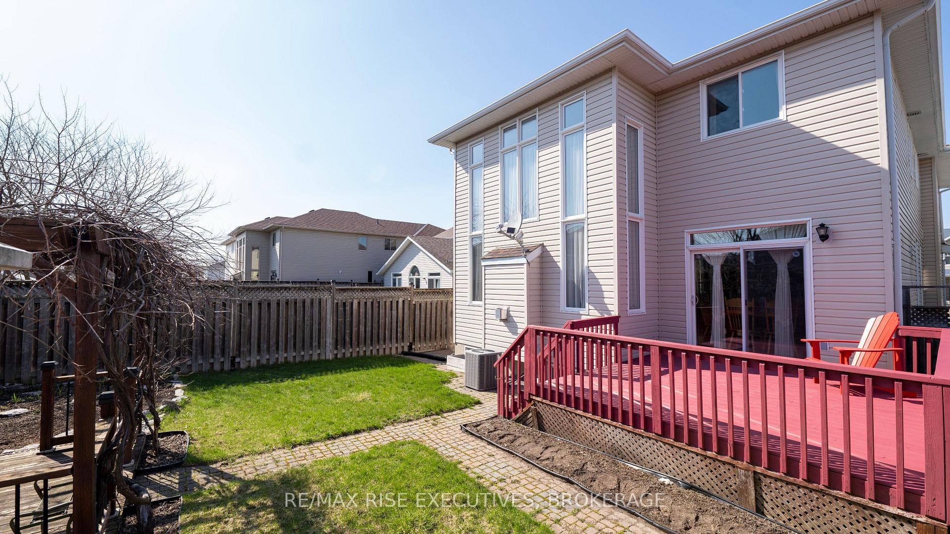 1405 Crossfield Avenue photo 29