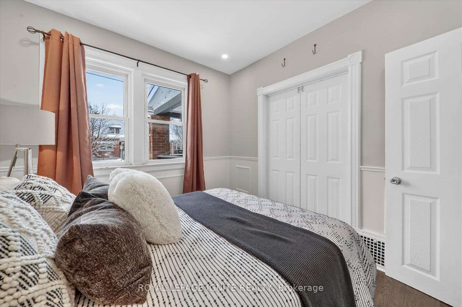 390 Jarvis Street photo 12