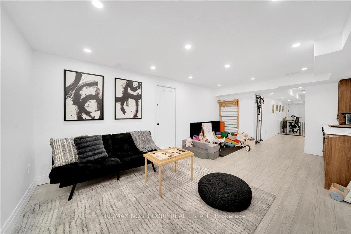 18 Ghent Drive photo 32