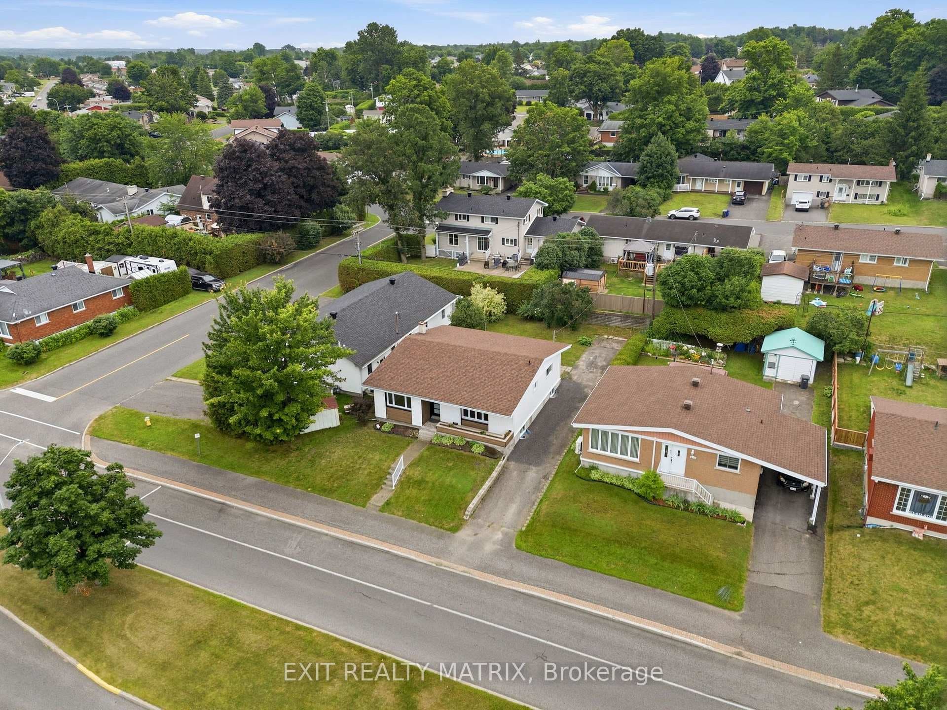 805 Cartier Boulevard photo 41
