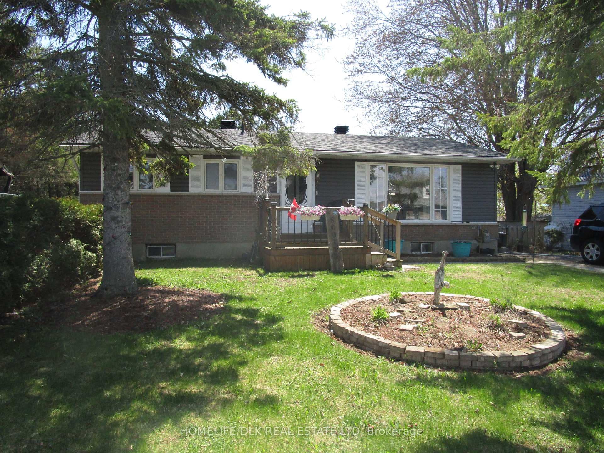 73 Adelaide St S Street photo 2