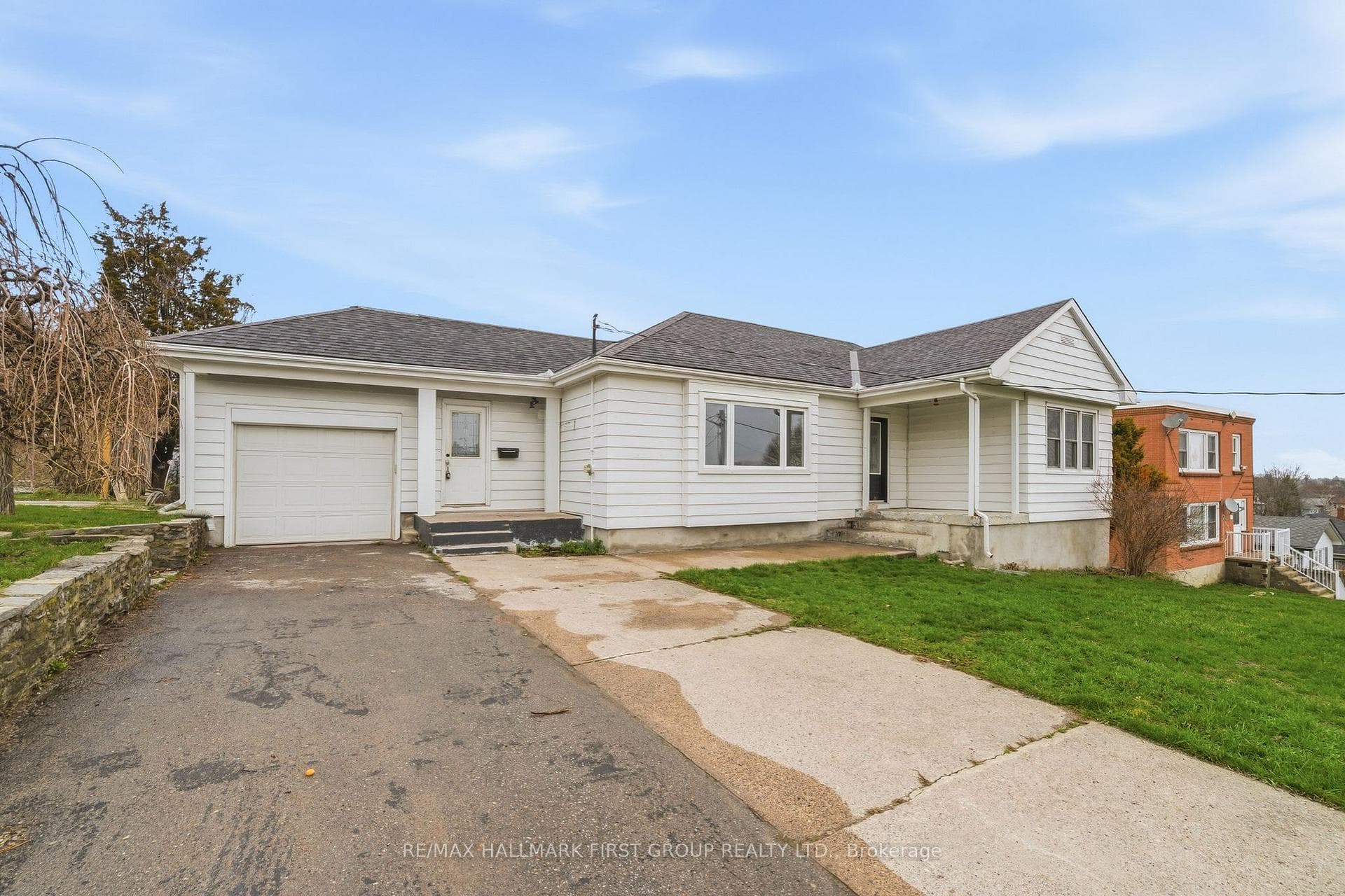 16 Sutcliffe Boulevard photo 1