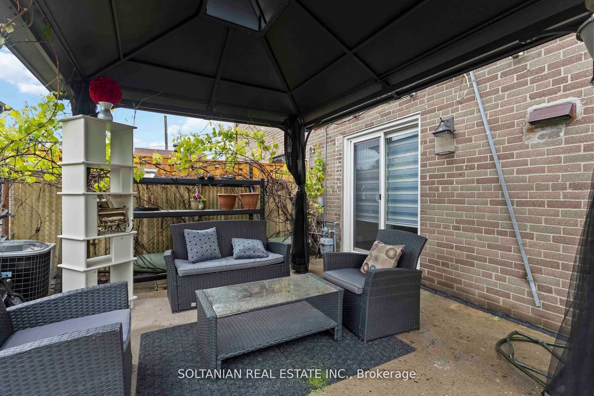 102 Elnathan Crescent photo 32