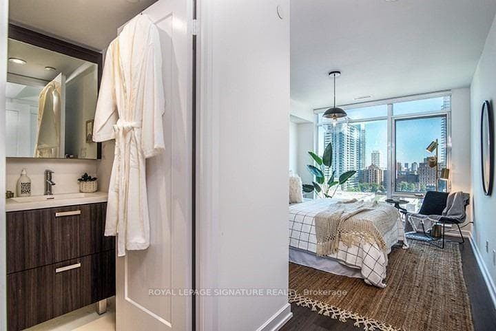 18 Erskine Avenue Unit 2609 photo 5