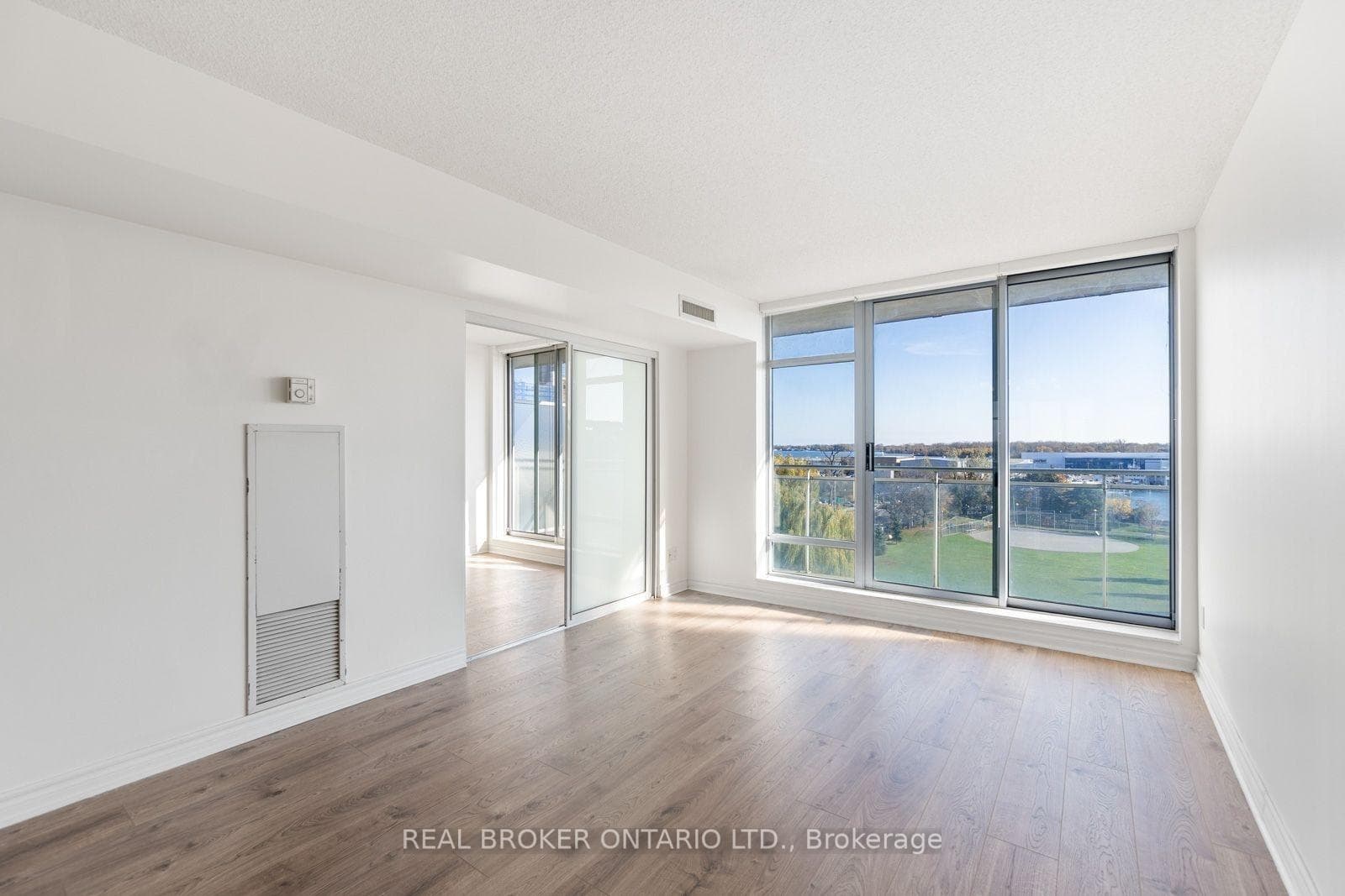 650 Queens Quay Unit 915 photo 10