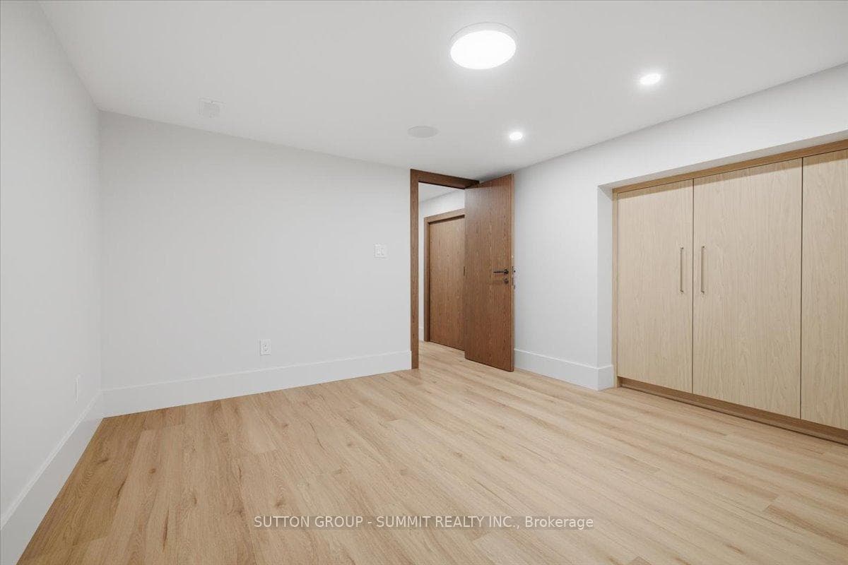 160 Allan Street photo 30