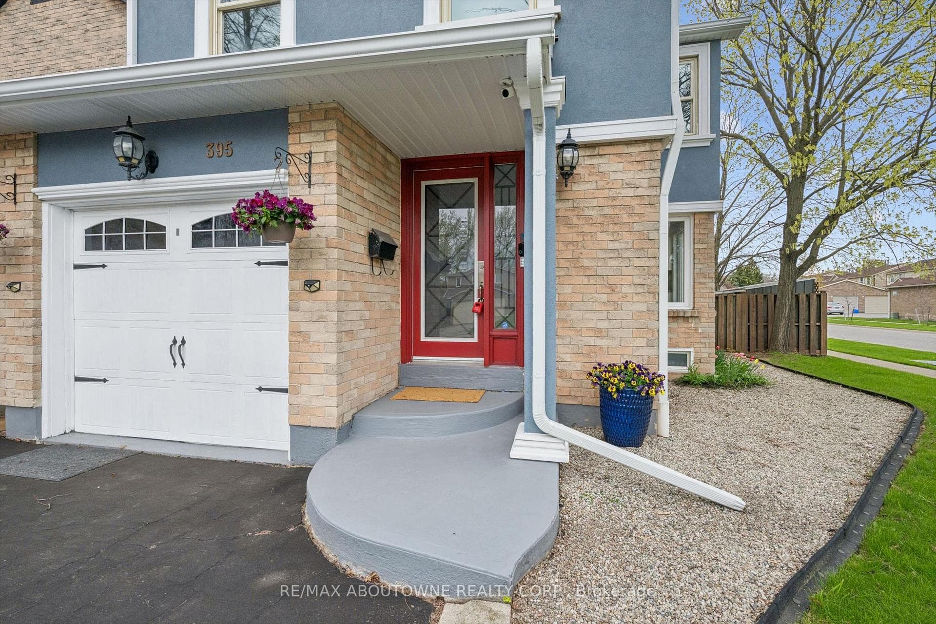 395 Maidstone Crescent photo 5