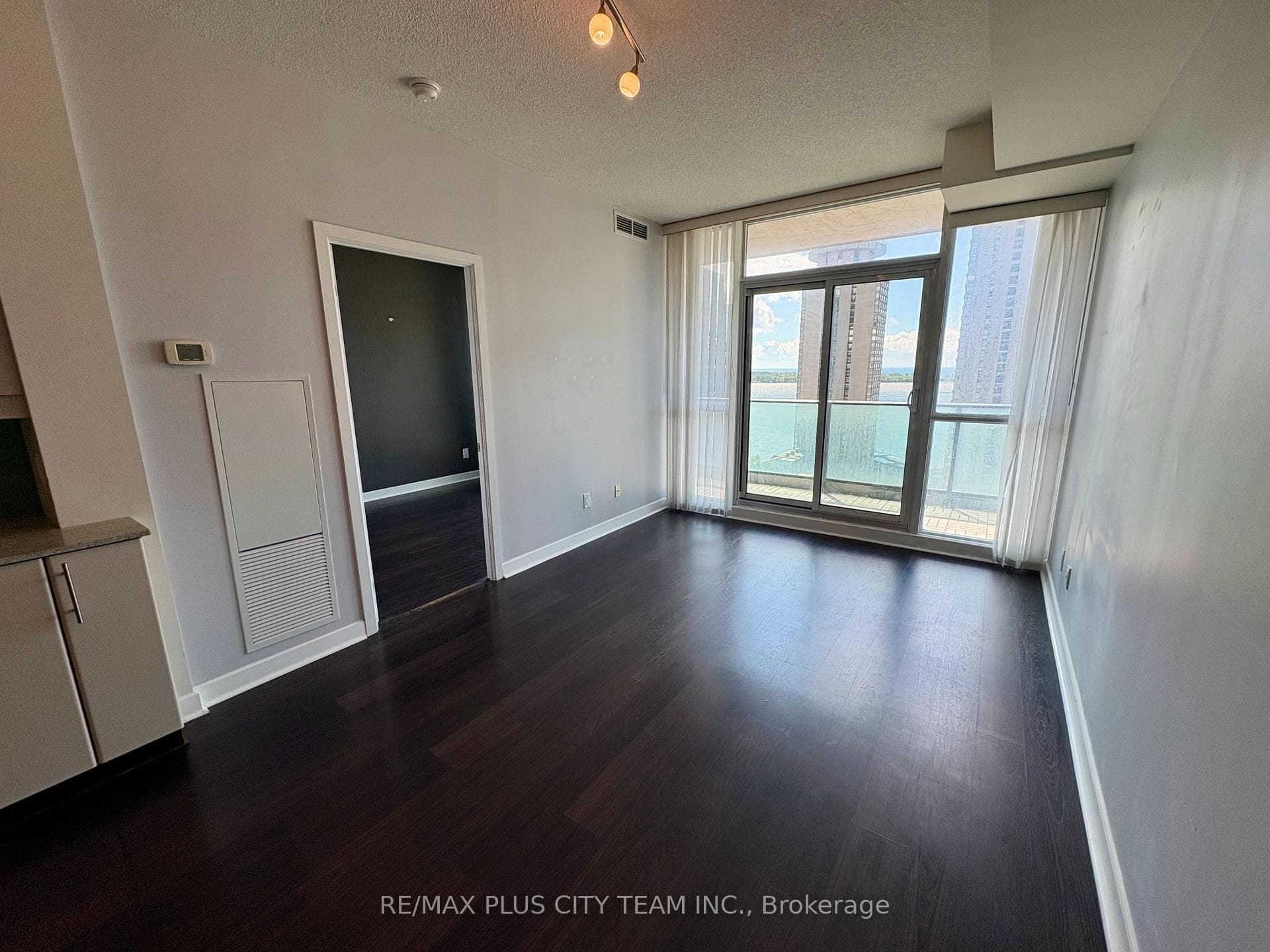 33 Bay Street Unit 2109 photo 3