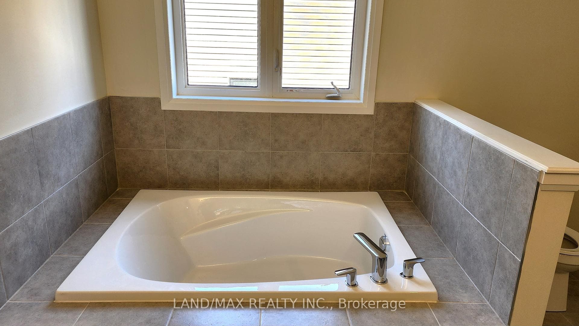 3187 Searidge Street photo 18