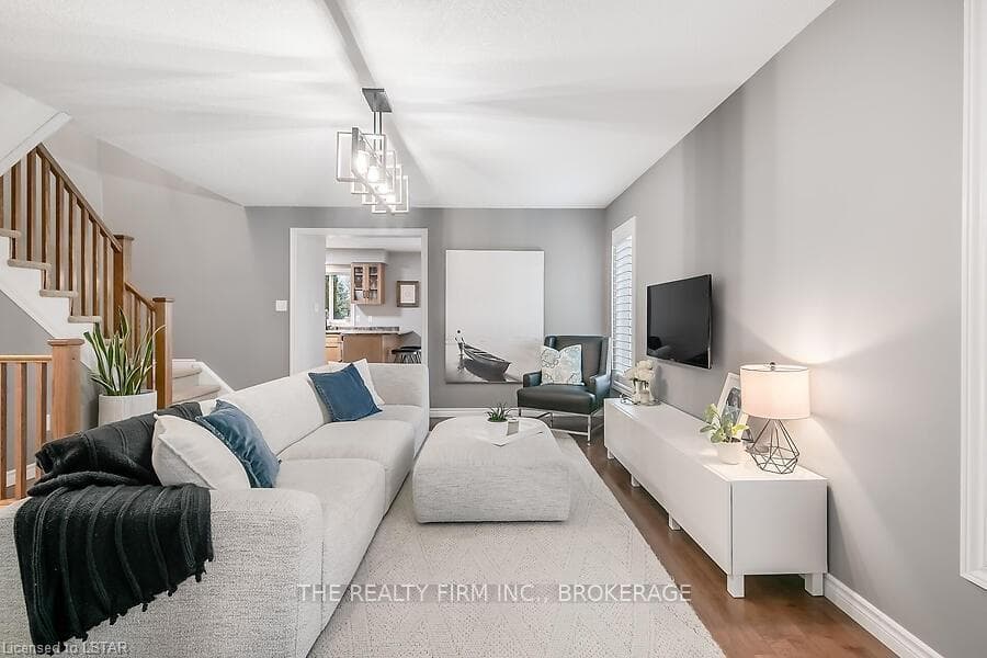 474 BRONCO Crescent photo 5