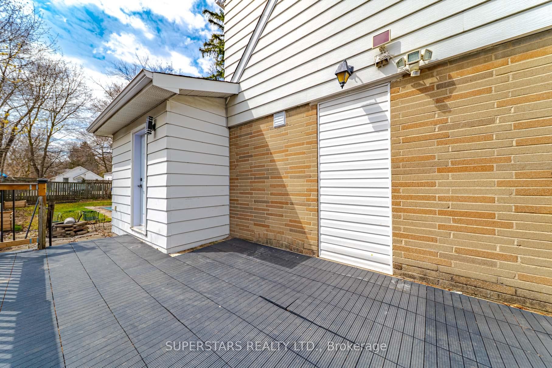 84 Lawrence Avenue photo 26