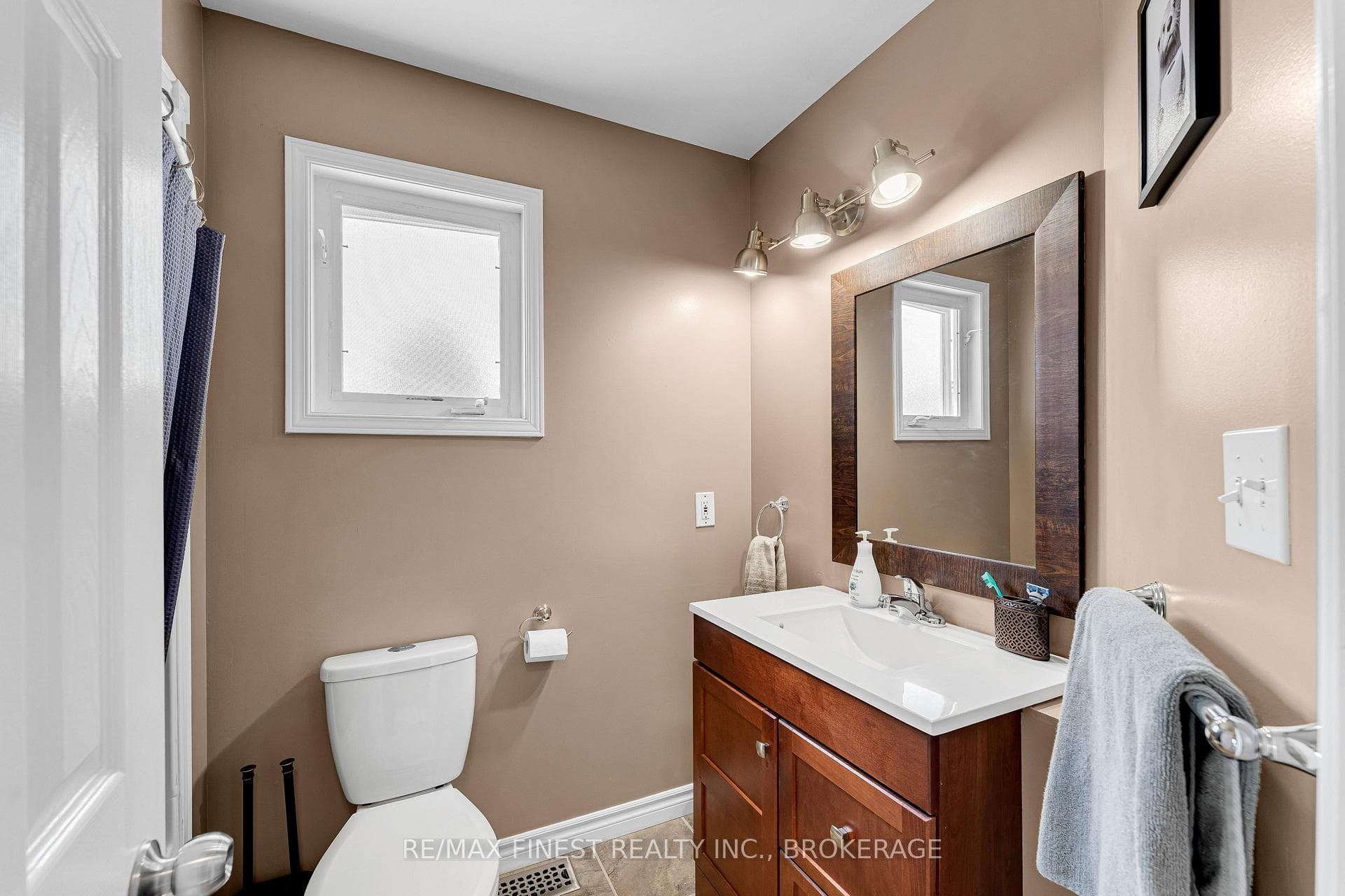 570 Freeman Crescent photo 18