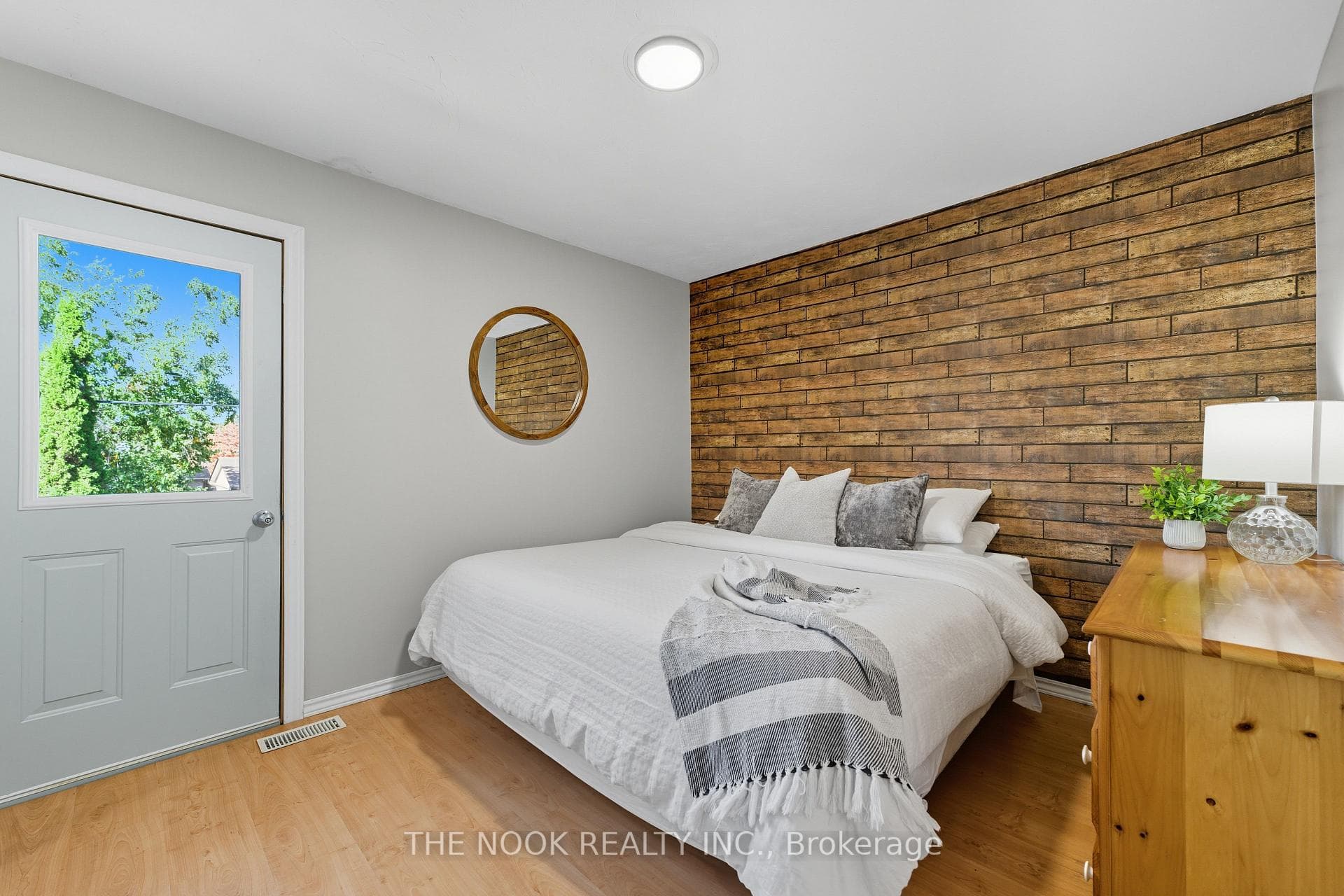 288 Collison Crescent photo 8