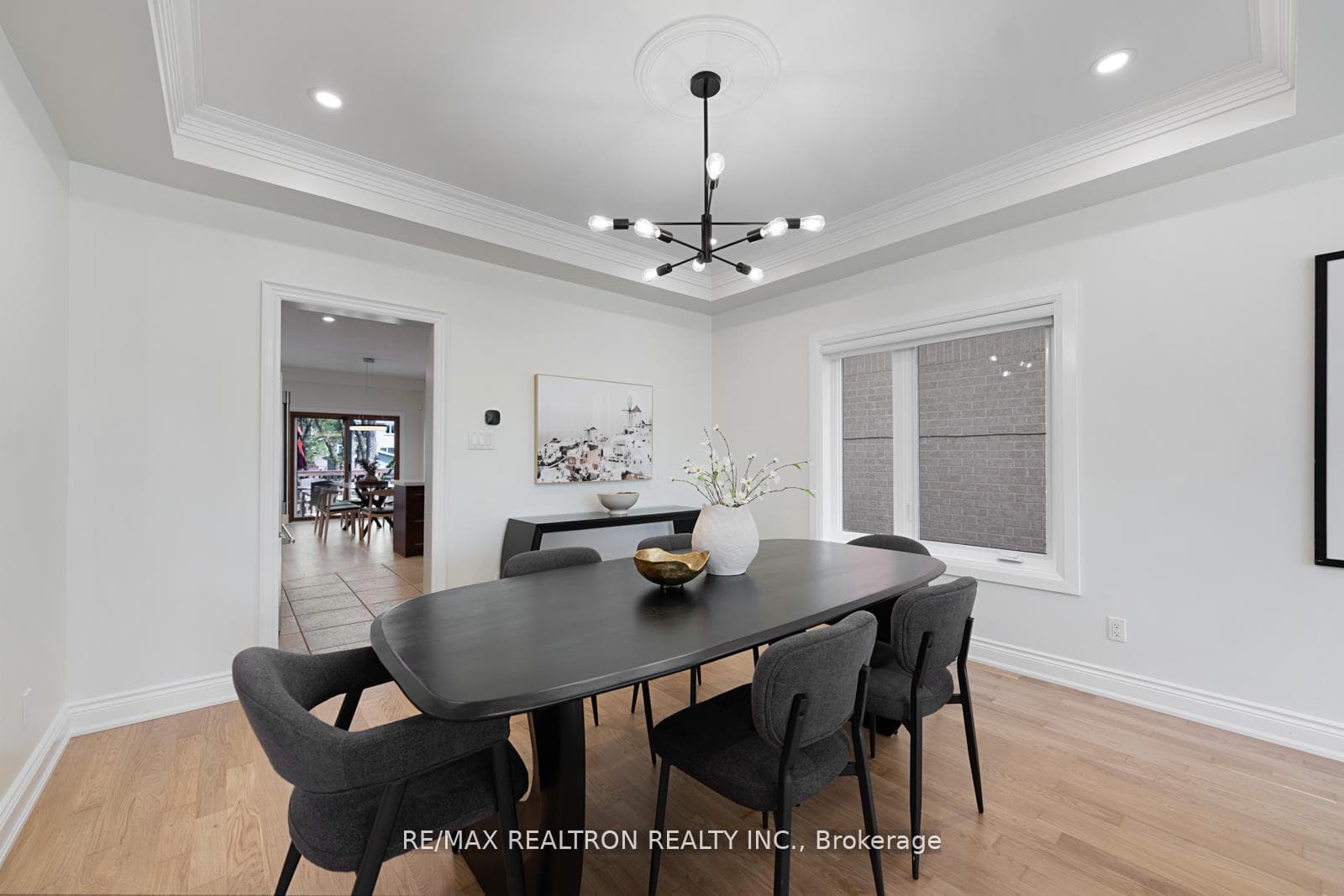 24 Model Avenue photo 7