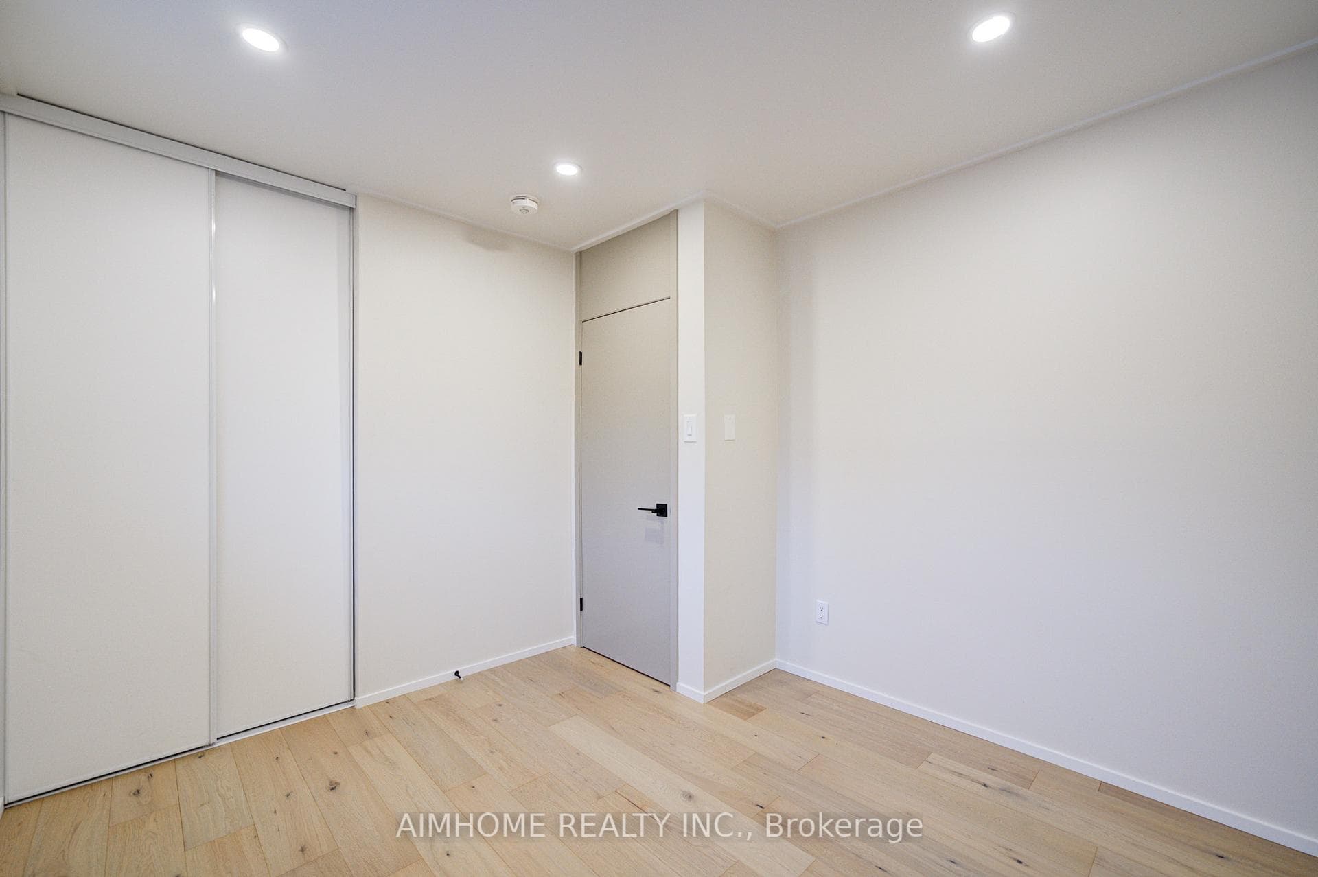 101 Marbury Crescent photo 28