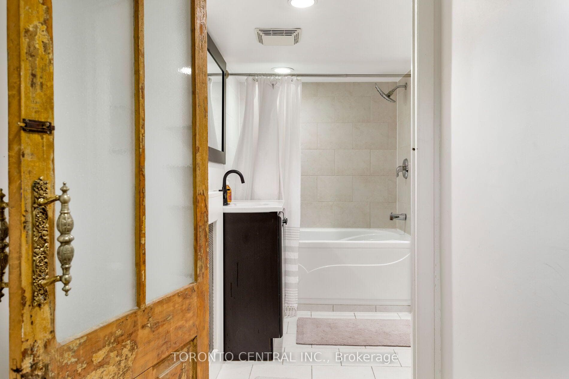 24 Manning Avenue photo 15