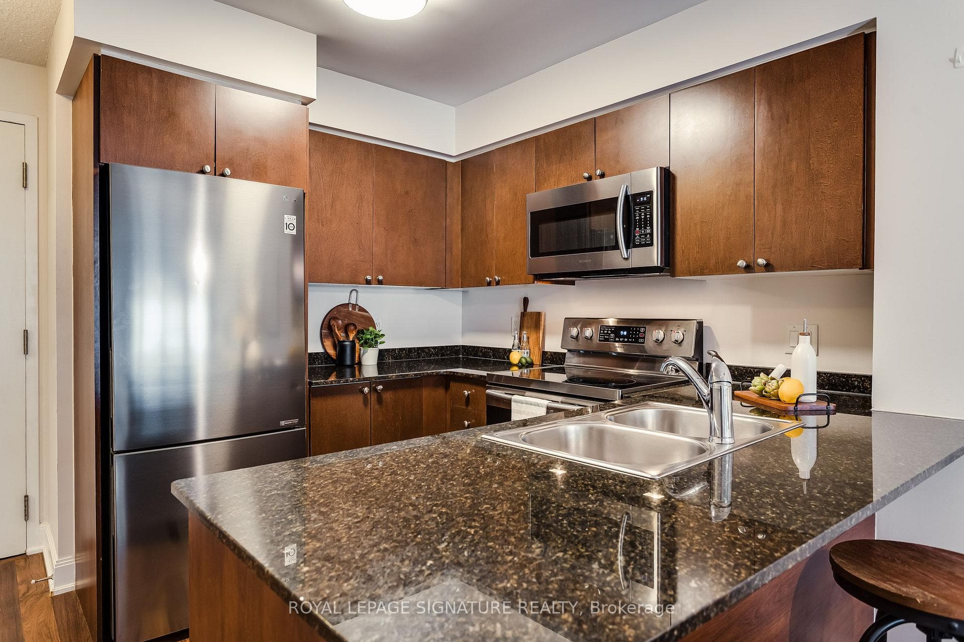 2191 Yonge Street Unit 910 photo 5