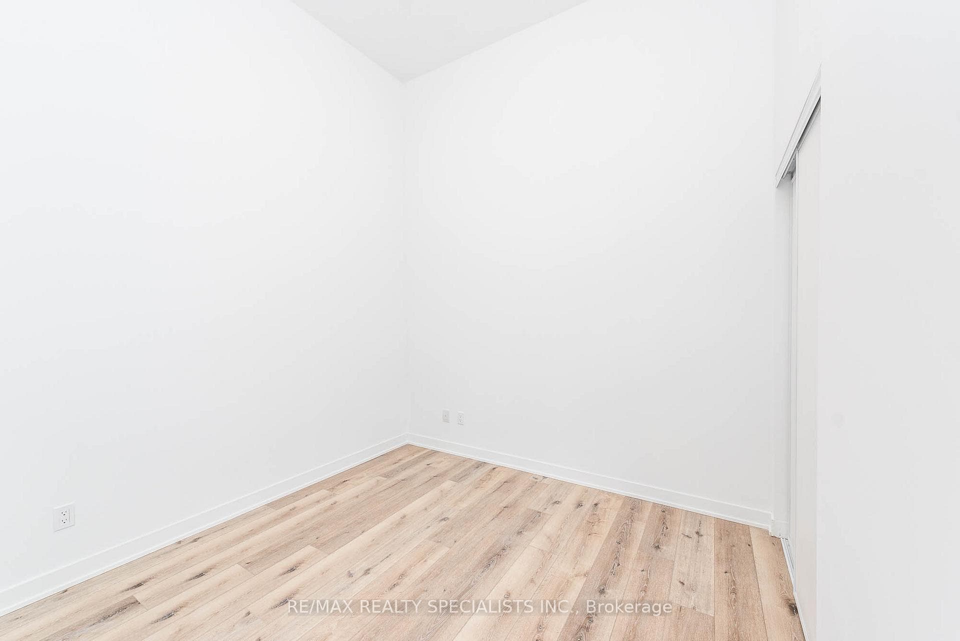 405 DUNDAS Street Unit 115 photo 16