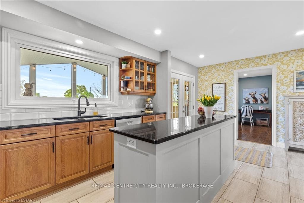 2274 SUNNINGDALE Road photo 11