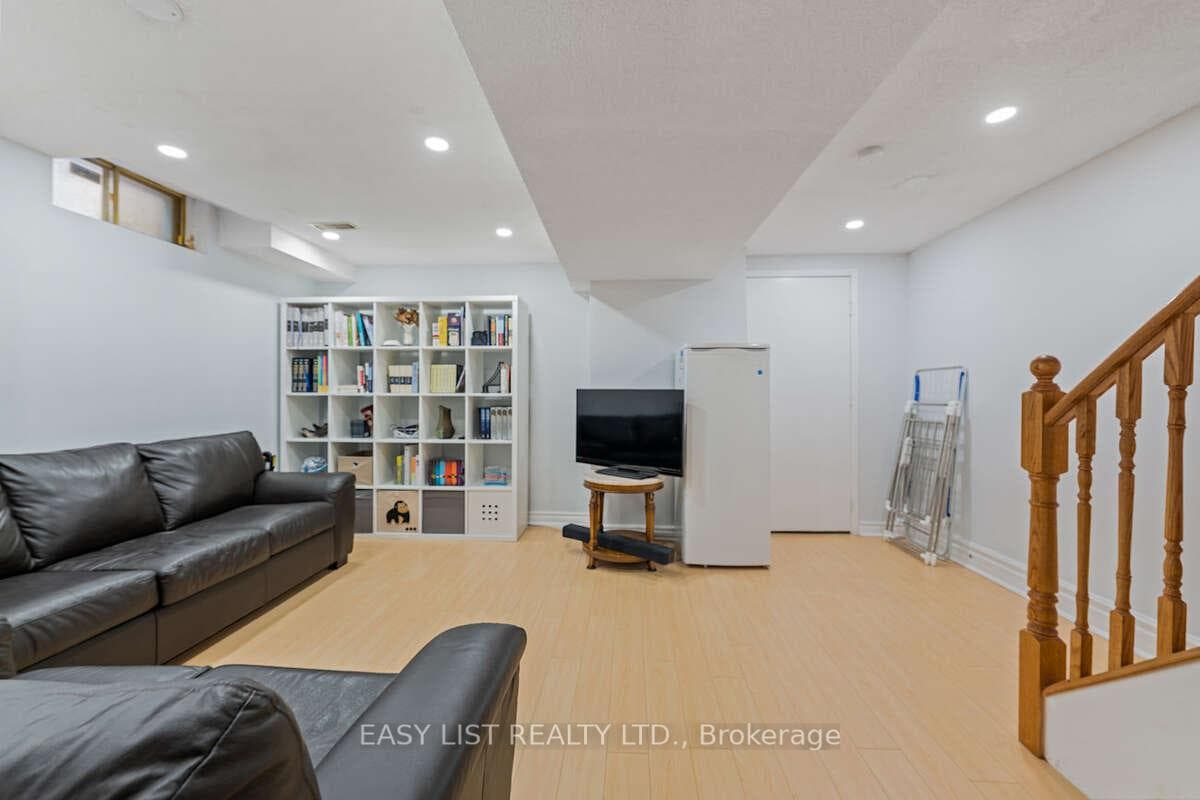 109 Whitney Place photo 14